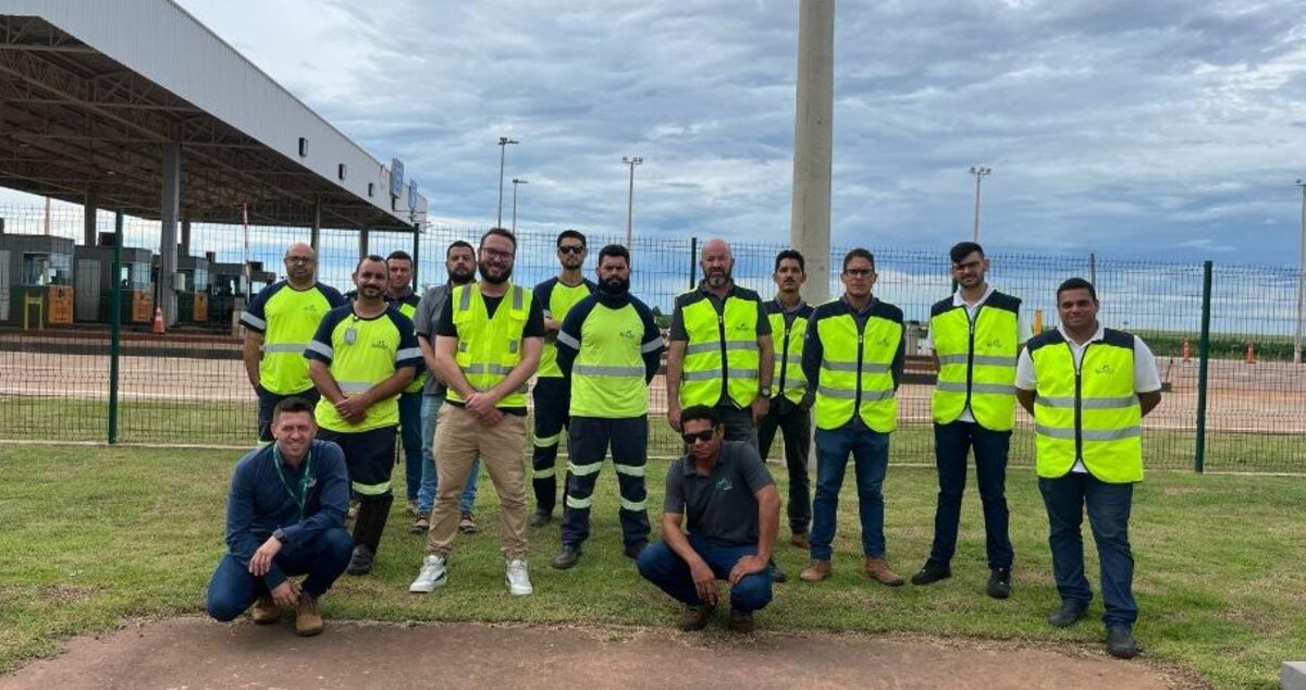 Equipe em treinamento de integração ambiental em campo